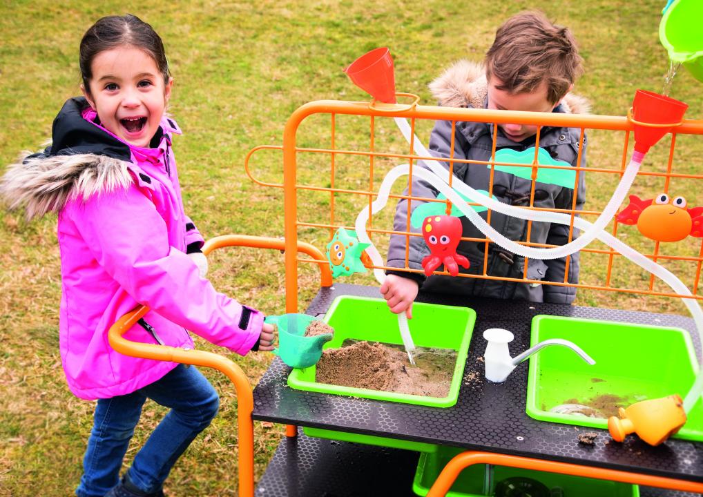 wa7 Mobiler Sand- und Wassertisch - zum Spielen und Matschen mit allem, was die Natur so hergibt - KiTa.Spielewelt