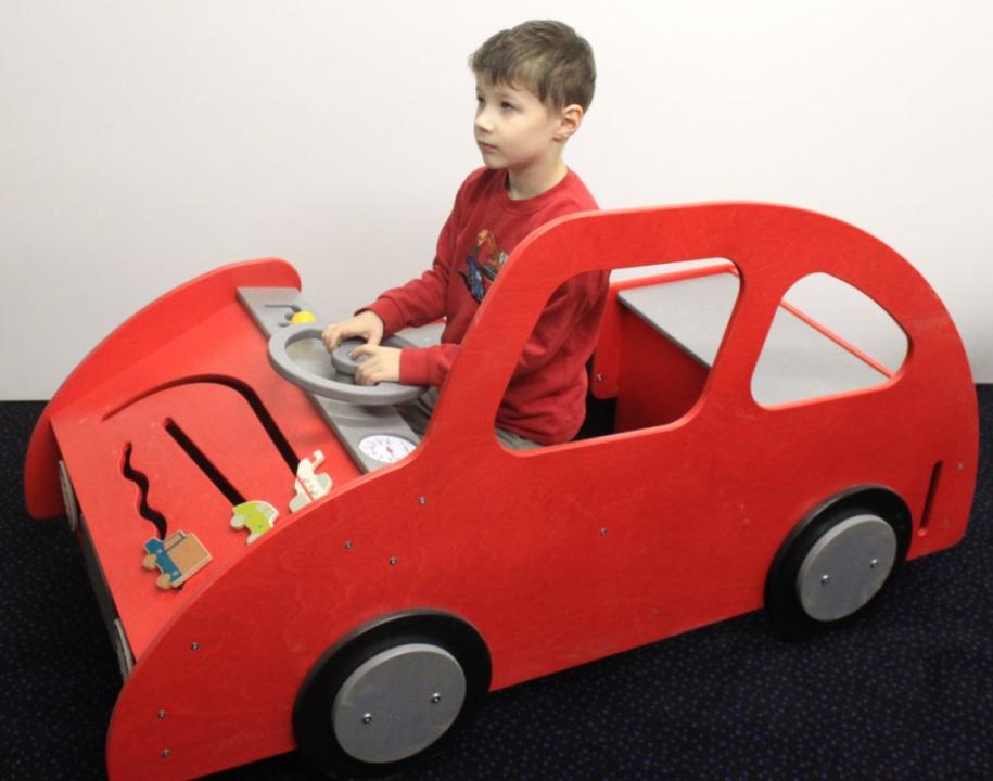 Holzauto mit Schiebespiel