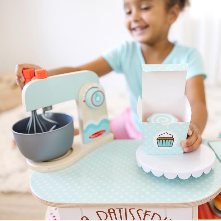 B-ckerei-4 Melissa & Doug La Patisserie Bäckerei - ein Rührgerät oder Küchenmaschine darf in einer Kinderküche nicht fehlen. KiTa-Spielewelt