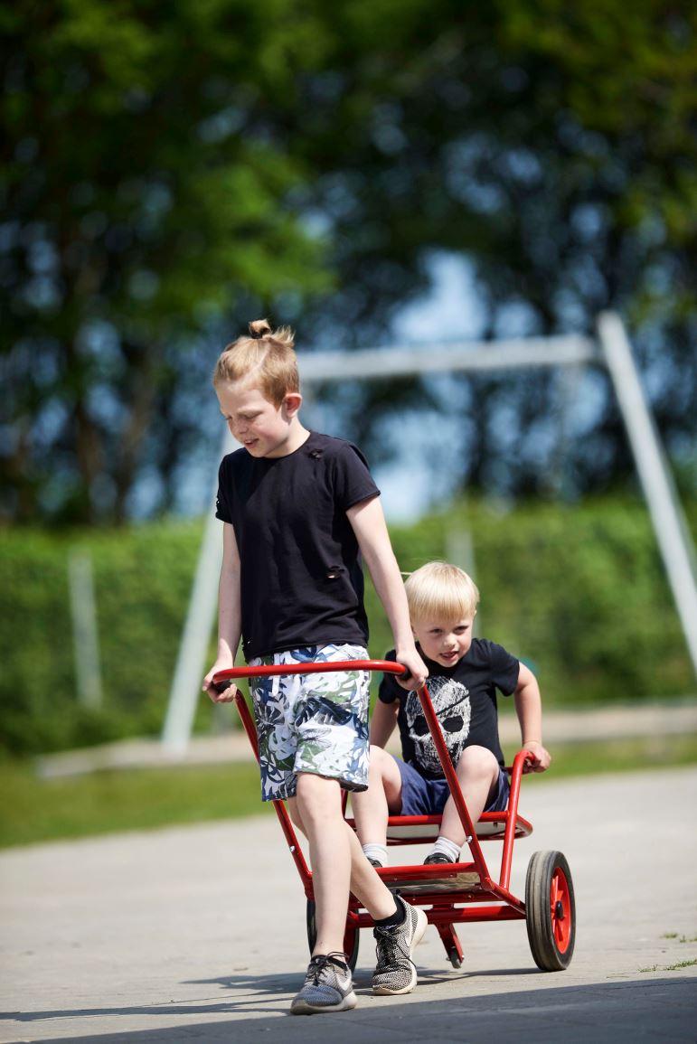 Winther Sulky, ein Kind zieht, ein Kind sitzt hinten