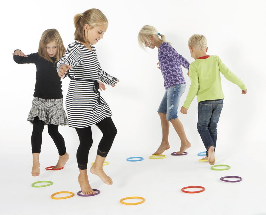 temp1502191ejtnE6u5K8zOR Activitätsringe - Activity Rings . Kinder gehen auf Zehenspitzen von Ring zu Ring. KiTa-Spielewelt
