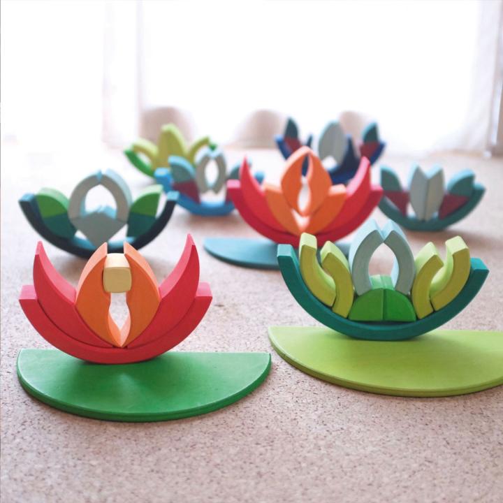 Grimms Baukasten Viereck Bögen: stehende Figuren aus bunten Holzbausteinen. KiTa-Spielewelt