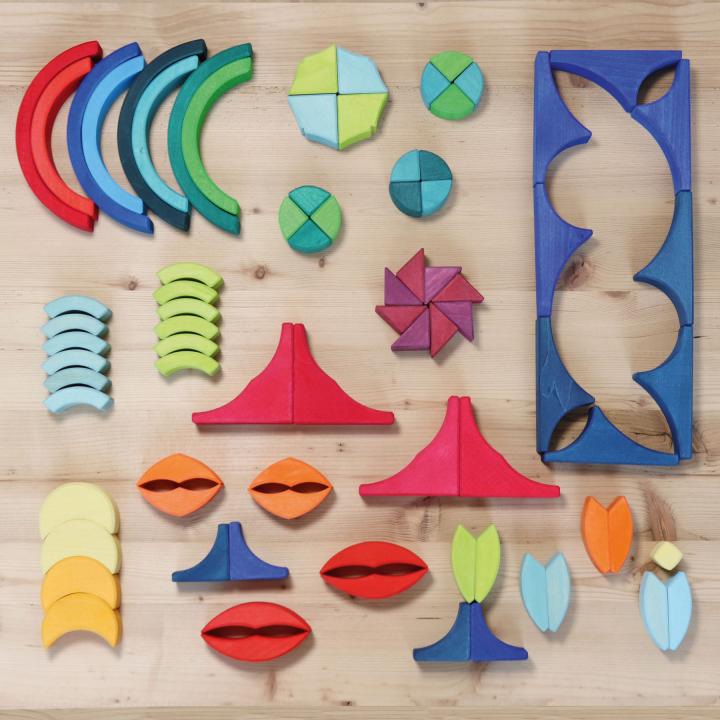 Grimms Baukasten Viereck Bögen: bunte Kombination aus abgerundeten und dreieckigen Holzbeausteinen. KiTa-Spielewelt