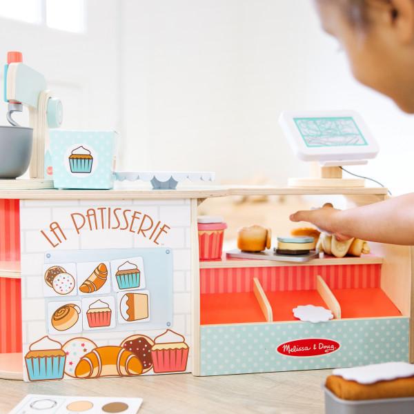 B-ckerei-9 Melissa & Doug La Patisserie Bäckerei - die Kuchentheke wird zum Verkauf vorbereitet. KiTa-Spielewelt