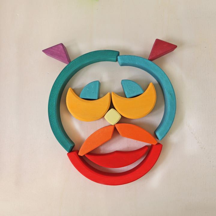 Grimms Baukasten Viereck Bögen: Gesicht aus bunten Holzbausteinen. KiTa-Spielewelt