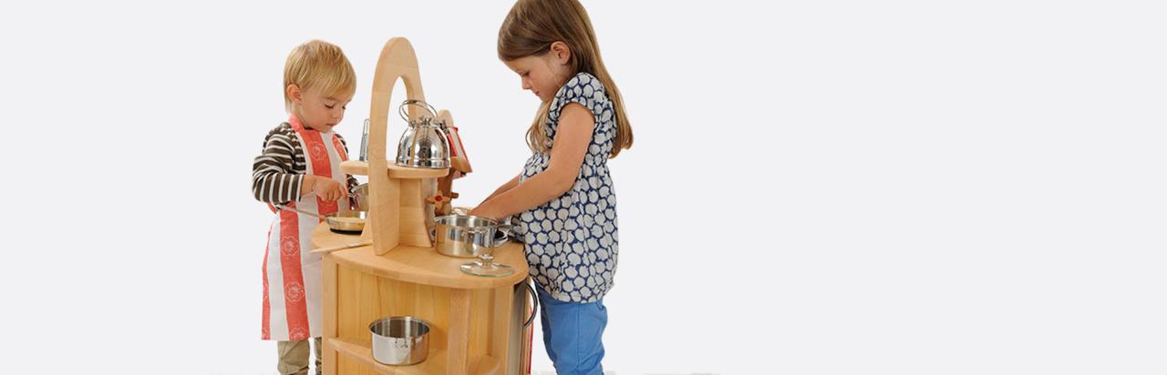 Kinderküche aus Holz, beidseitig bespielbar