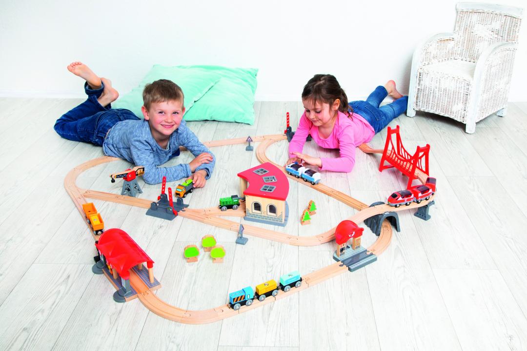 Eisenbahn XXL-Kiga-Set: Holzeisesnbahn, 92 Teile mit praktischer Aufbewahrungsbox. KiTa-Spielewelt