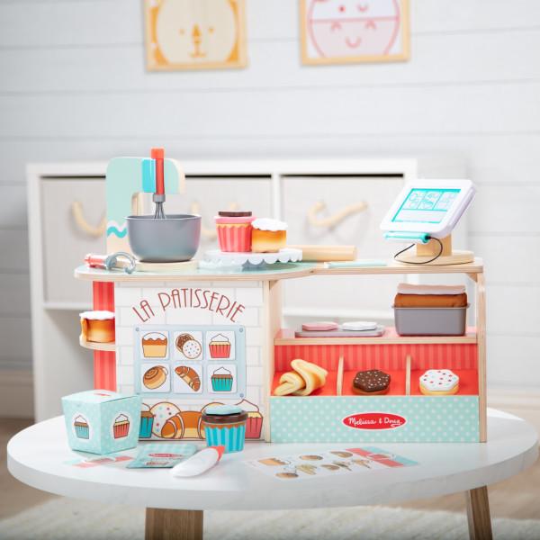B-ckerei-12 Melissa & Doug La Patisserie Bäckerei: Holzspielzeug, hier auf dem Tisch aufgestellt, mit viel Zubehör. KiTa-Spielewelt