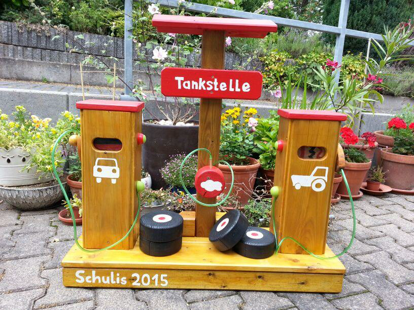 temptankstelle_bemalt1HCAi8OSNblbK7 Tankstelle für für Kinder - Kindertankstelle bunt lackiert - KiTa-Spielewelt
