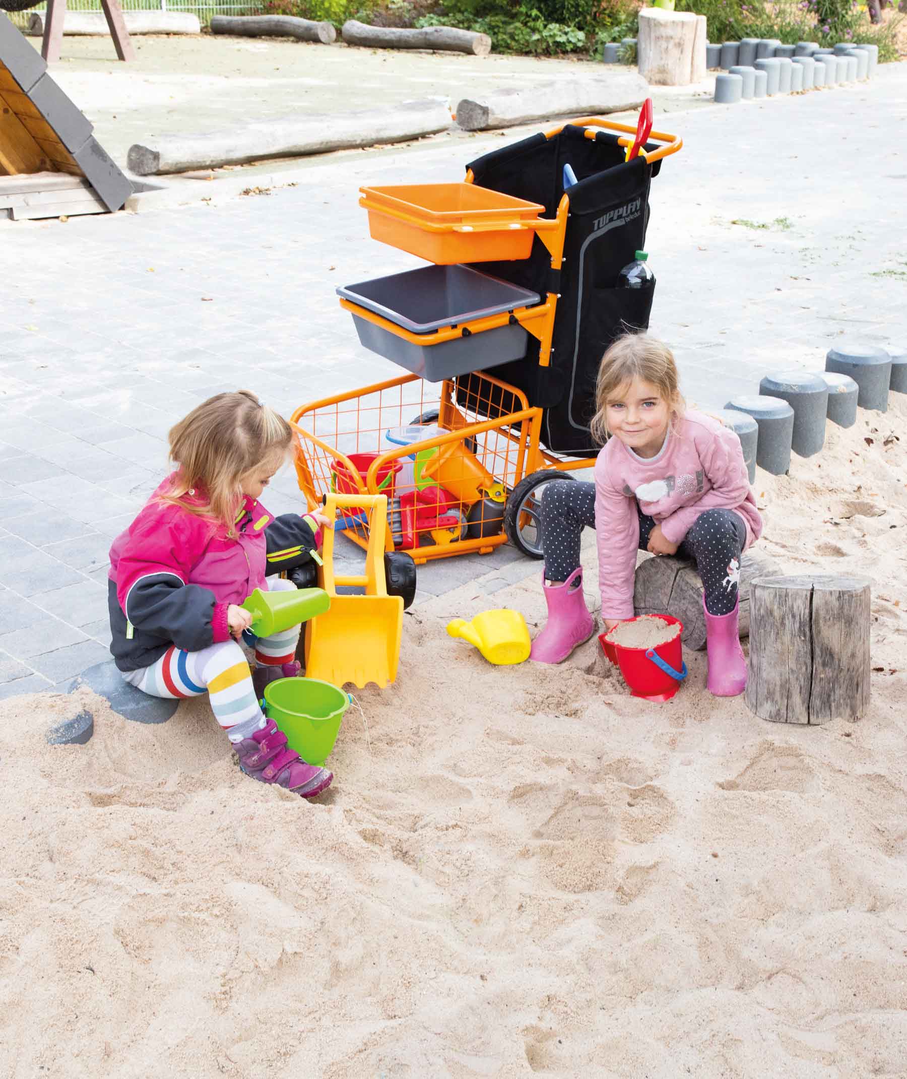 Multi-Flex-Trolley,  Kinder sitzen im Sand und spielen