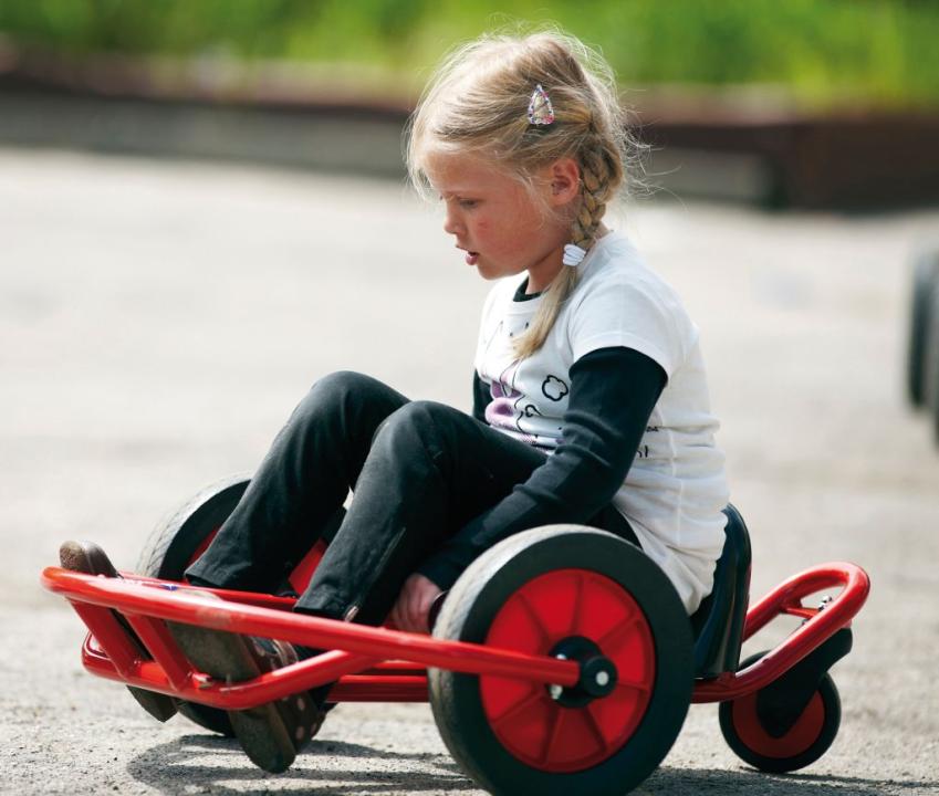 Winther Swingcart klein,  blondes Mädchen fährt mit dem Fahrzeug