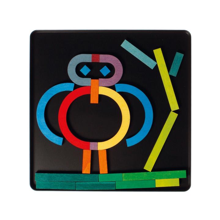 Magnetspiel-Alphabet-8 Grimms Alphabet Magnetspiel: Holzfigur aus Buchstaben-Formen auf Magnettafel. KiTa-Spielewelt.