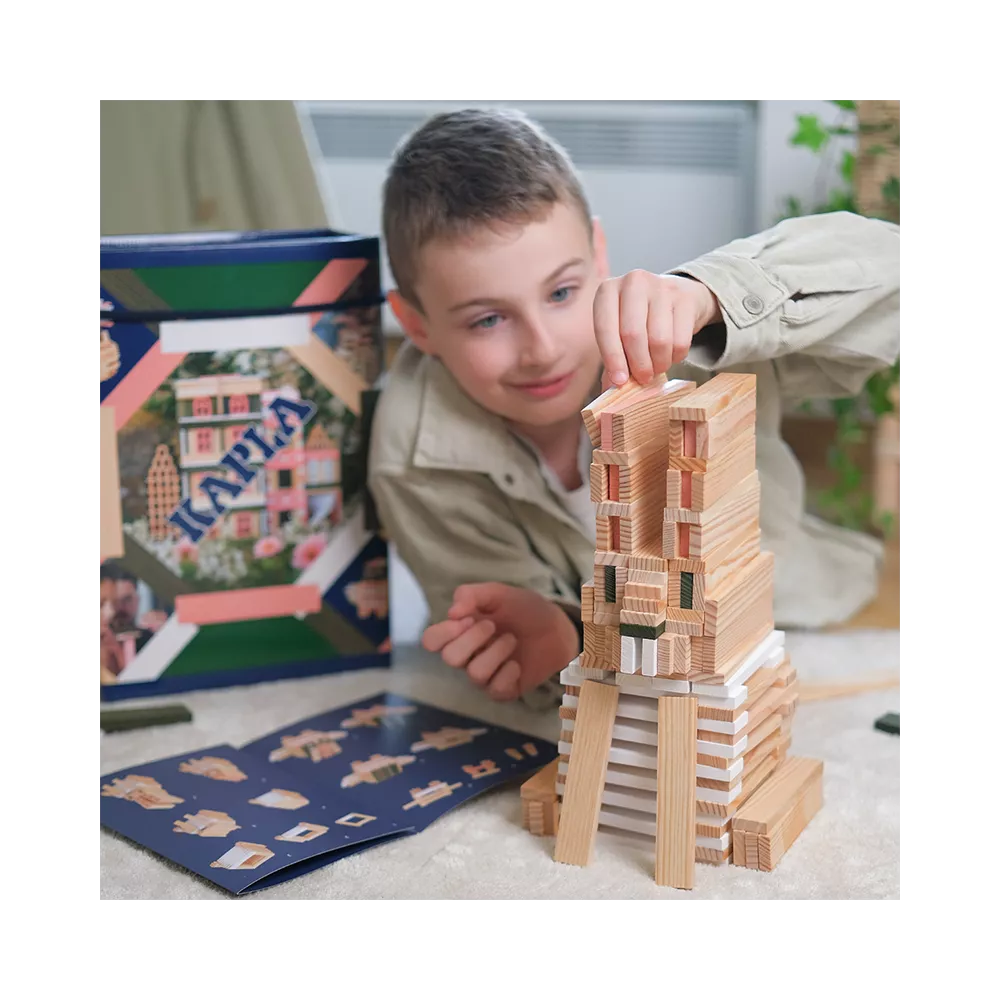 Kapla-rosa-7 Kapla 200er Box rosa: Kind baut einen hohen Turm mit Holzbausteinen. KiTa-Spielewelt