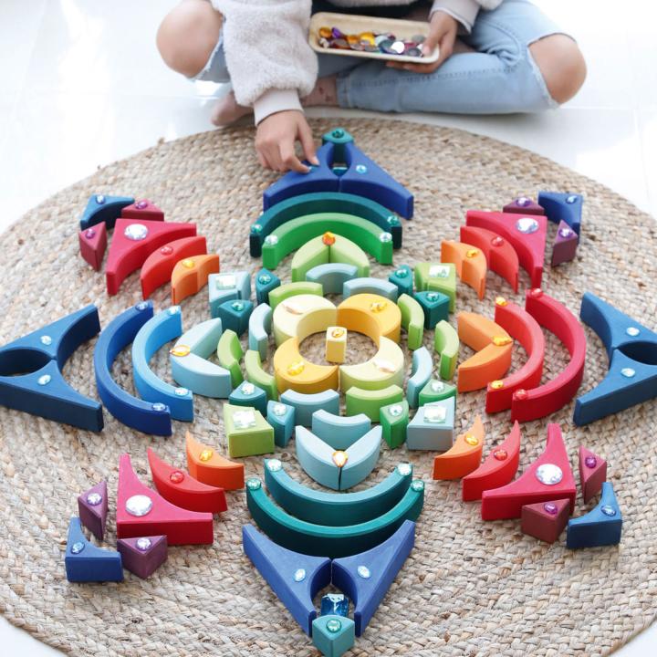 Grimms Baukasten Viereck Bögen: Großes Mandala auf dem Boden in harmonischen Farben. KiTa-Spielewelt