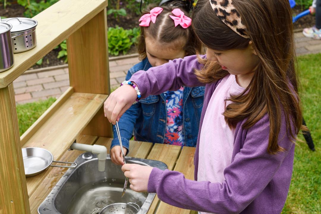 First Tools Outdoor Küchenspüle im Einsatz im Rollenspiel. KiTa-Spielewelt
