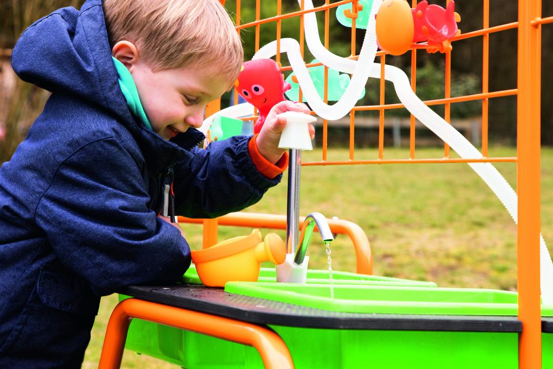 wa5GnajPPmHziioJ Mobiler Sand- und Wassertisch - Spieltisch mit fließendem Wasser dank Wasserpumpe - KiTa-Spielewelt
