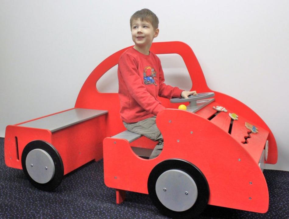 Holzauto mit Schiebespiel