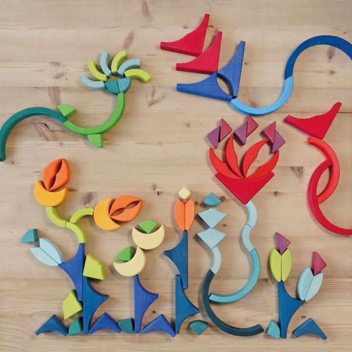 Grimms Baukasten Viereck Bögen: Blumenlandschaft aus Holzbausteinen. KiTa-Spielewelt