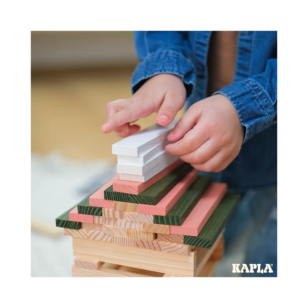 Kapla-rosa-8 Kapla Box rosa - Holzbausteine. Kind baut ein Haus. KiTa-Spielewelt